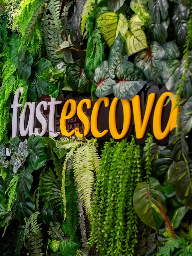 Letreiro Fast Escova com jardim vertical no Buriti Shopping