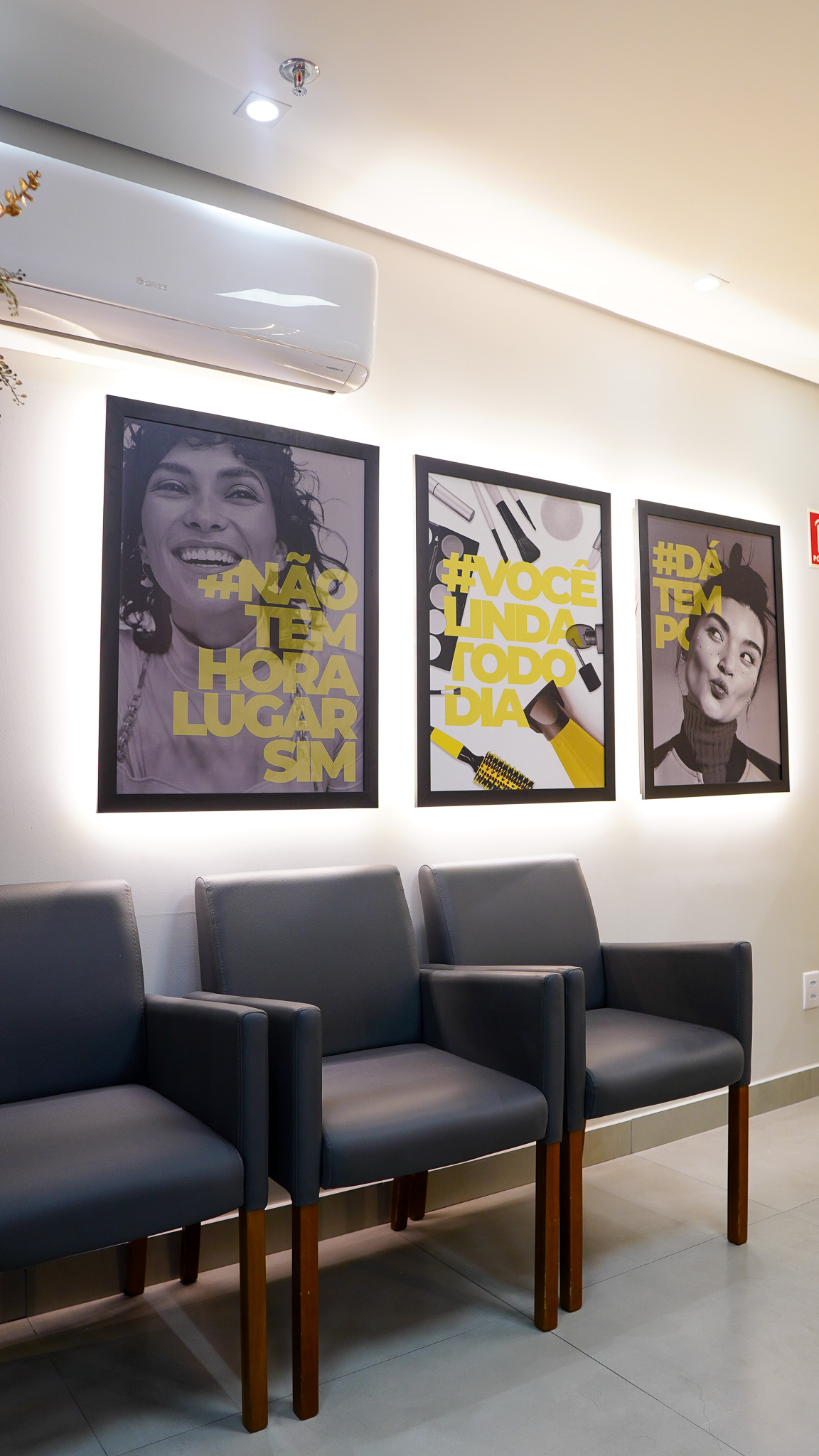 Recepção do Fast Escova com quadros decorativos